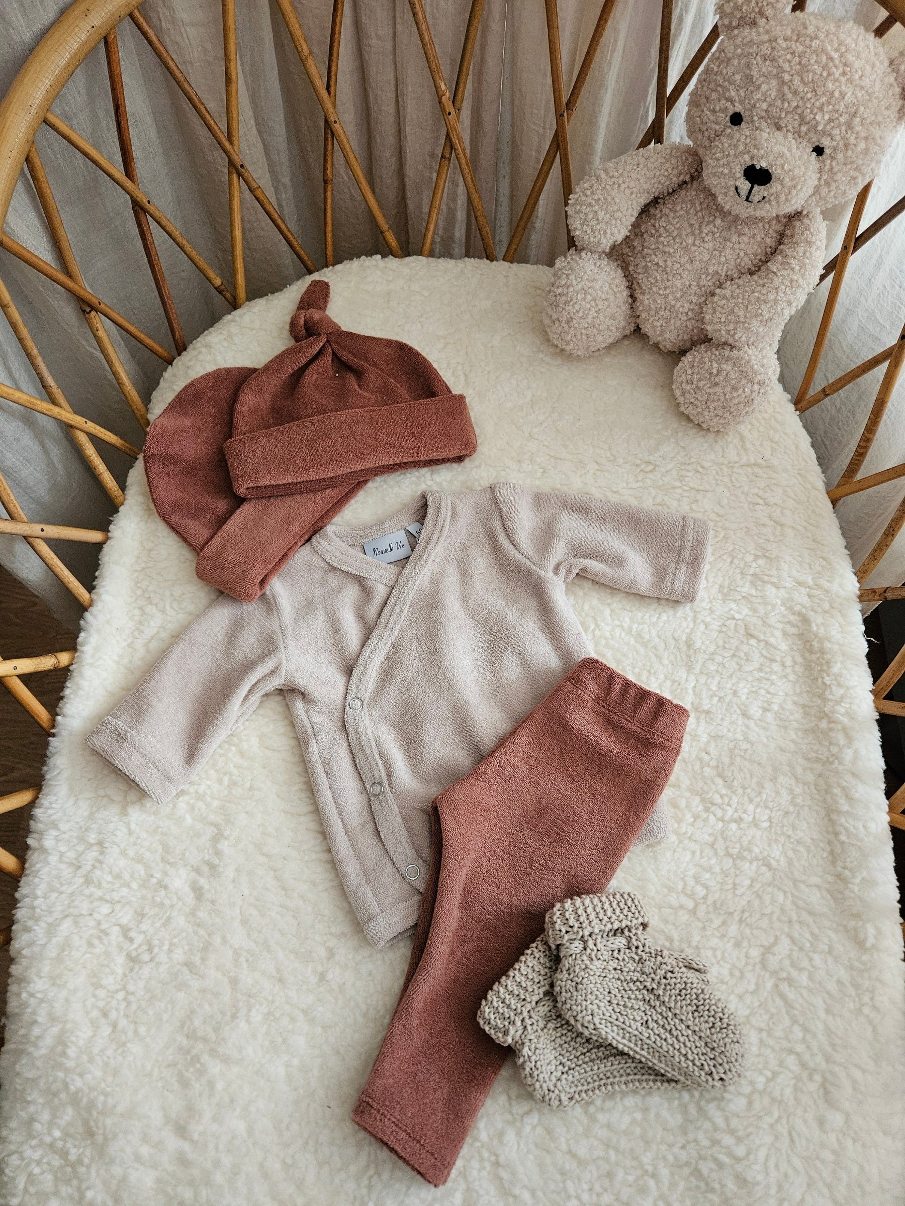 Broekje badstof kleiroze en slofjes zand