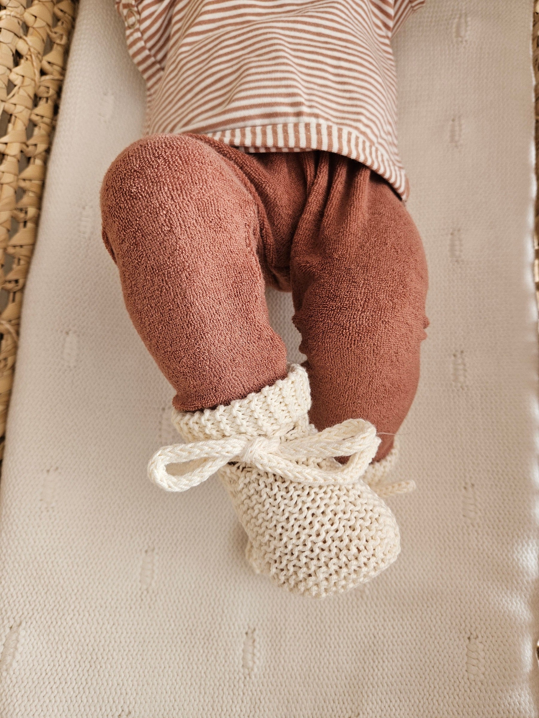 Broekje badstof kleiroze en slofjes gebroken wit