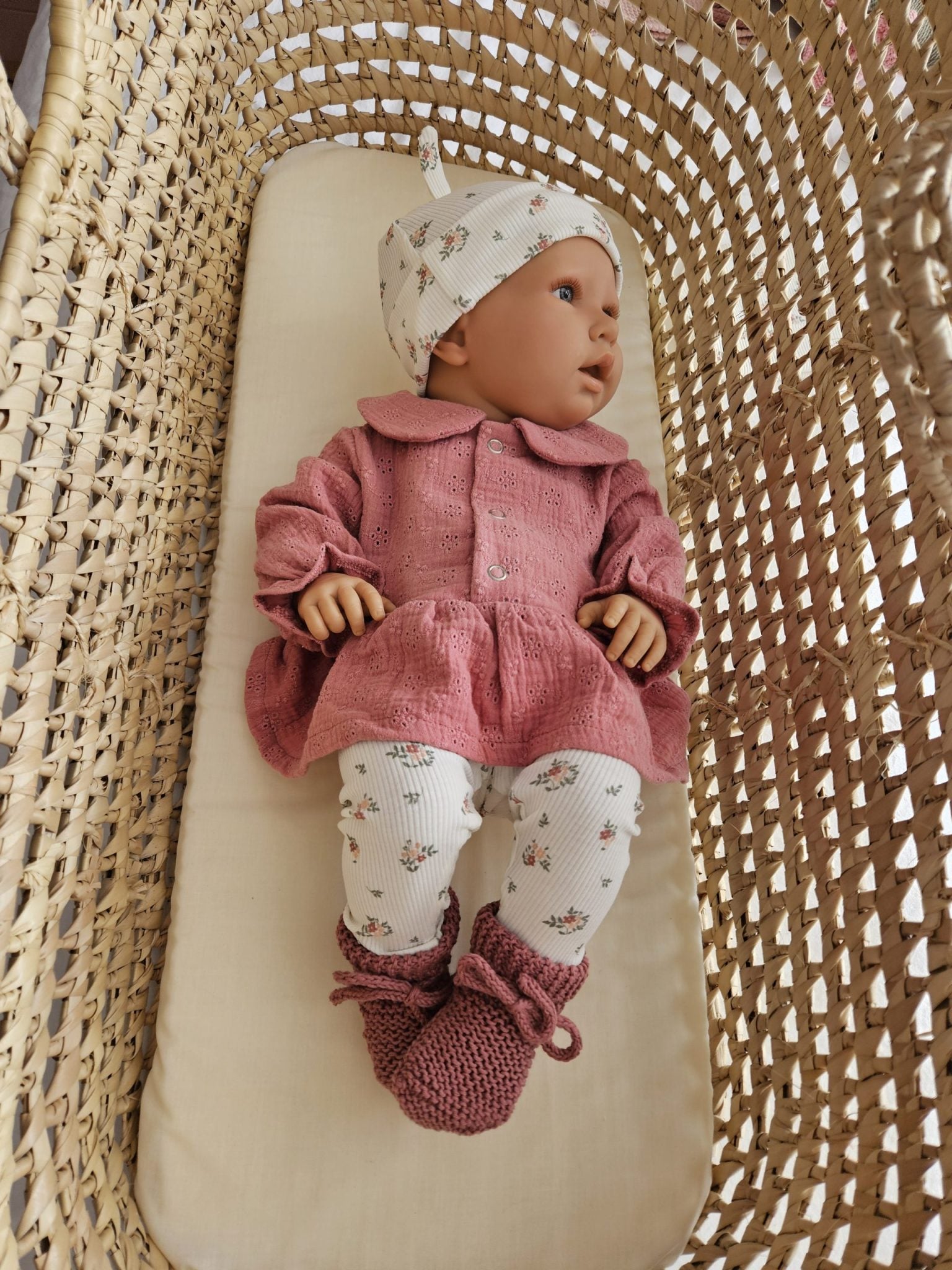 Bloesje broderie kleiroze en broekje kleine bloemetjes