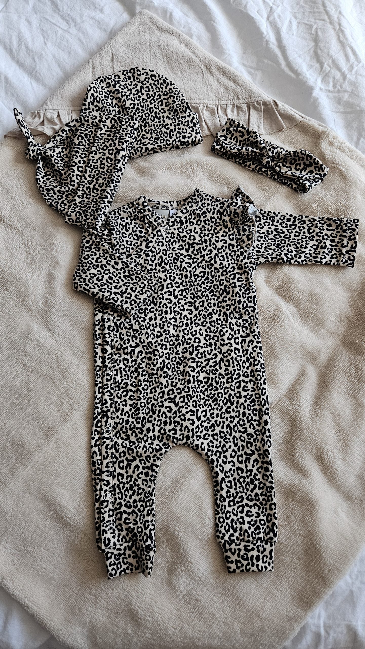 Boxpakje, haarbandje en mutsje luipaard